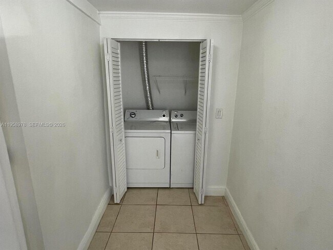 Building Photo - 1021 N Victoria Park Rd