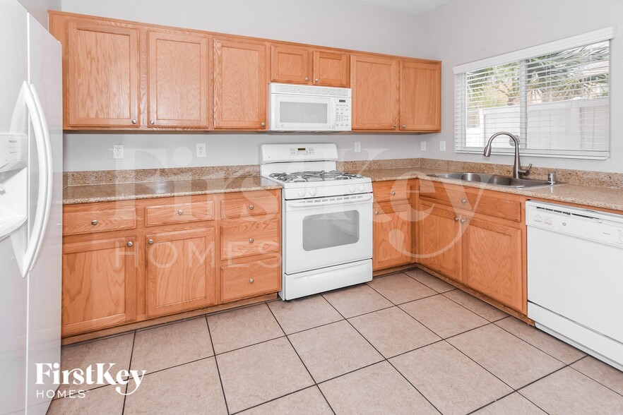 Building Photo - 11128 African Sunset St