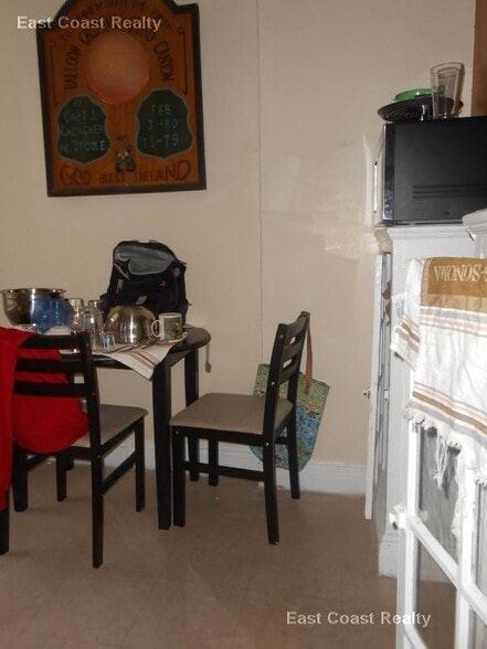 Building Photo - 220 Kelton St