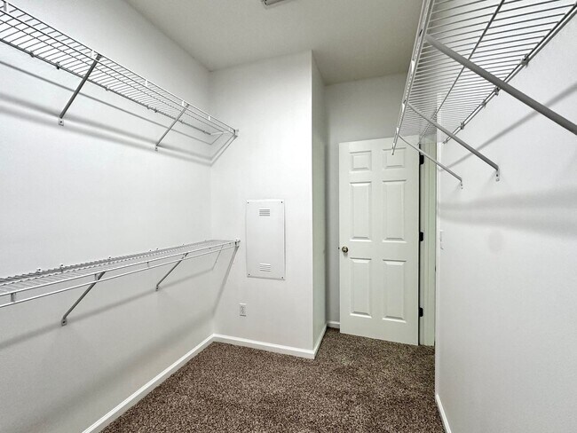 Building Photo - North Hampton! Amenities Galore! 4 Bed, 3 Bath!