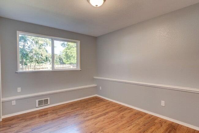 Building Photo - 4 Bedrooms & 2 Bathroom House