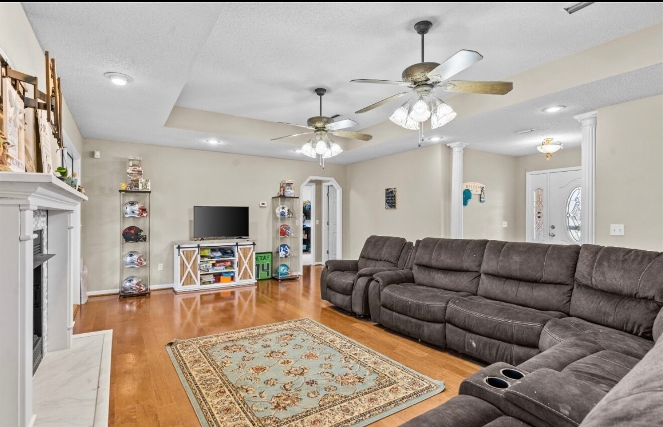 Living room - 108 Fieldstone Dr