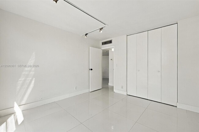 Building Photo - 3475 N Country Club Dr