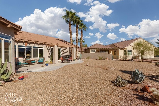 Building Photo - Beautiful home located in the gated commun...