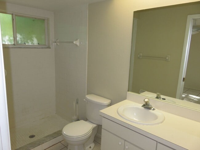 Building Photo - Centrally located 2/2