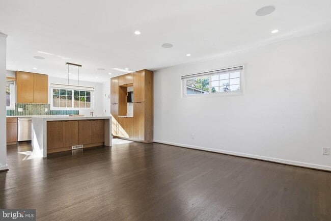 Building Photo - 3700 Emily St