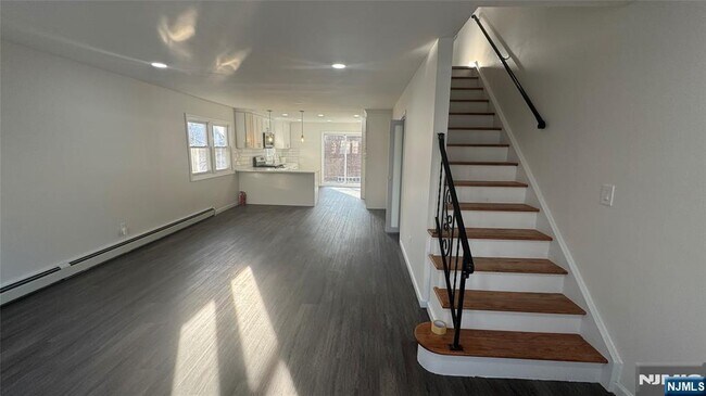 Building Photo - 31 Chestnut St