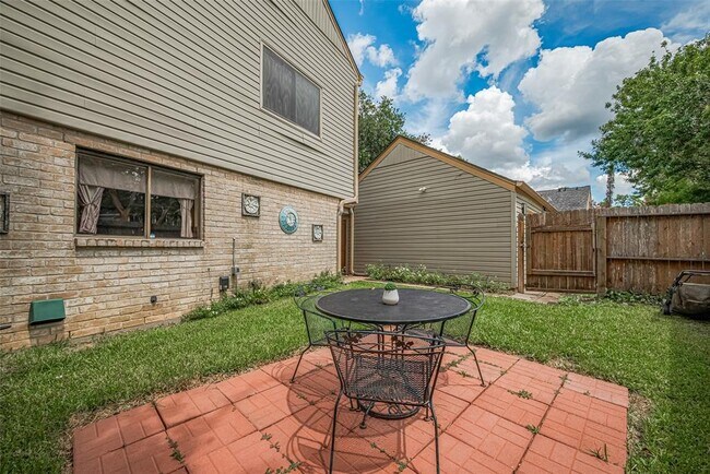 Building Photo - 12231 Carriage Hill Dr