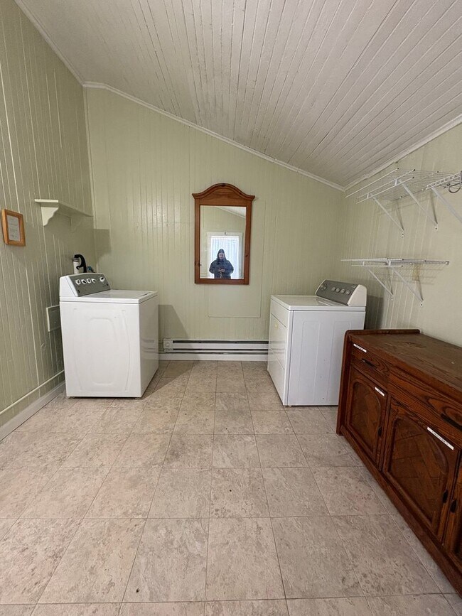 Building Photo - STUNNING Two Bedroom Single Family Home!