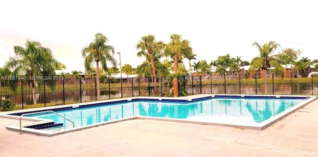 Building Photo - 2000 S Main St