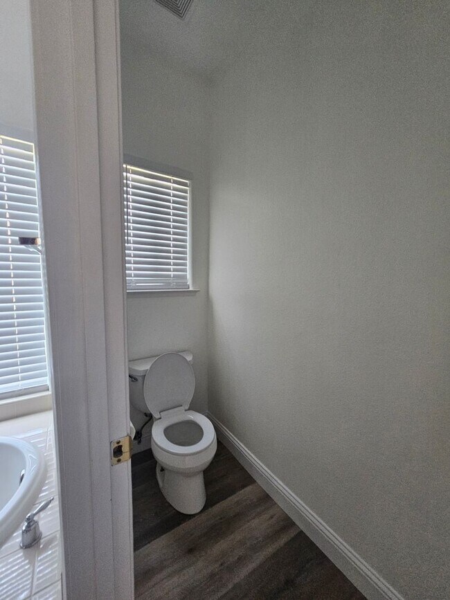 Building Photo - 4 Bedroom 2 Bath