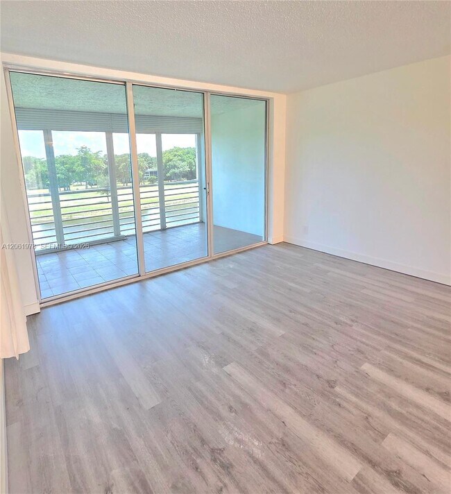 Building Photo - 4030 W Palm Aire Dr