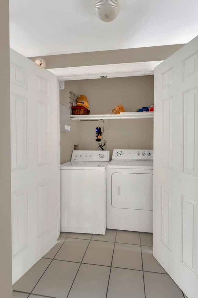 Building Photo - Awesome 2BE/2.5BA condo in Green Hills!