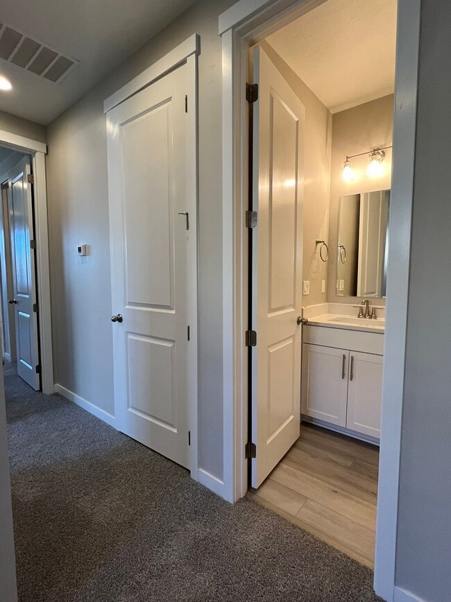Building Photo - Brand new 3 bed 2.5 bath townhome in Stars...