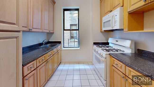 Building Photo - 620 W 171st St