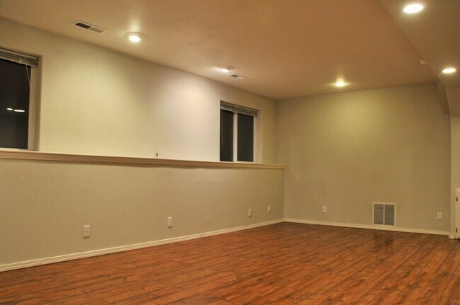 Building Photo - 4 bed 3 bath home with second living room