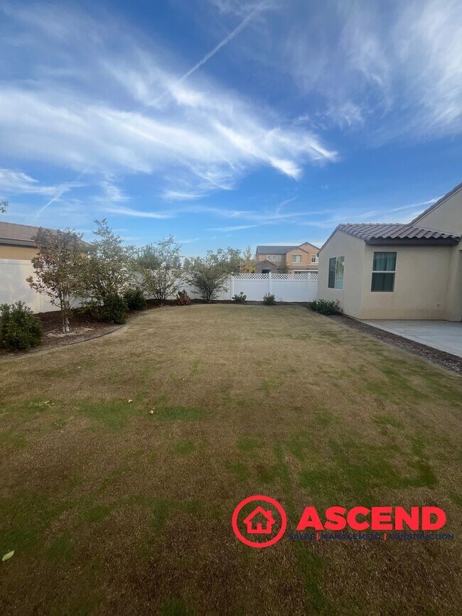 Building Photo - Alluring Home Located In HOA!