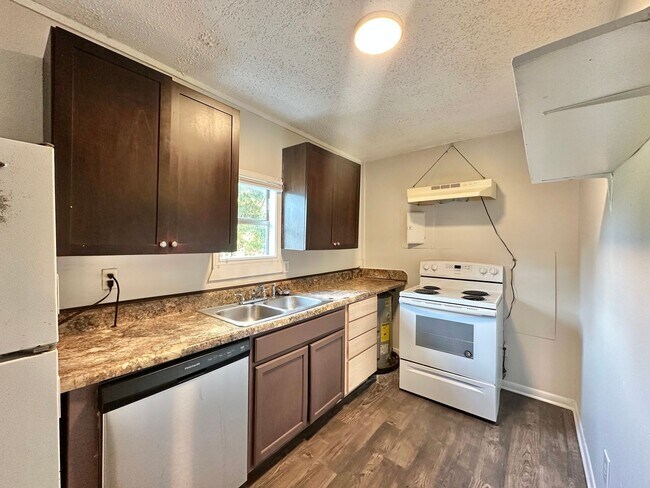 Building Photo - Available Now! 2 Bedroom, 1 Bath (Plus Bon...