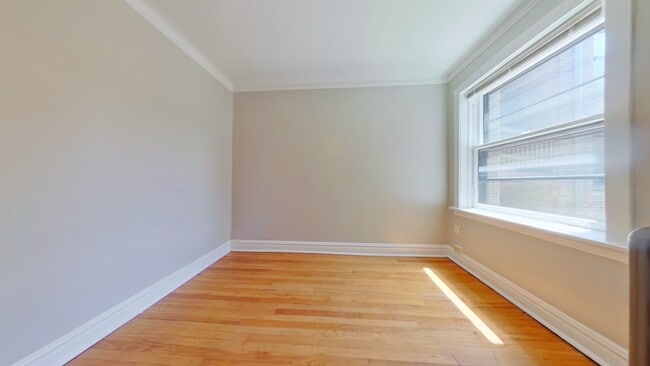 Interior Photo - 1331-41 W. Addison