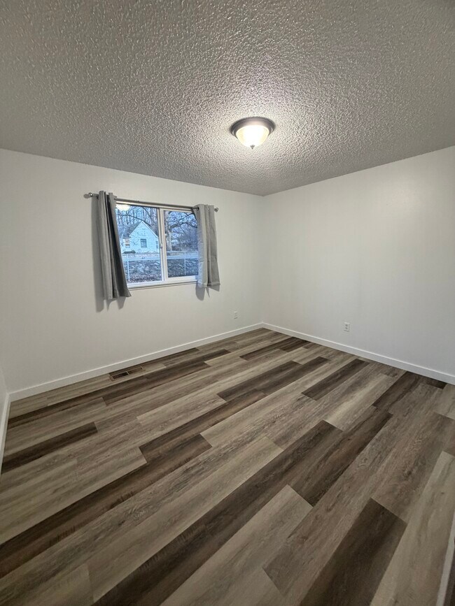 Building Photo - 807 Poplar St