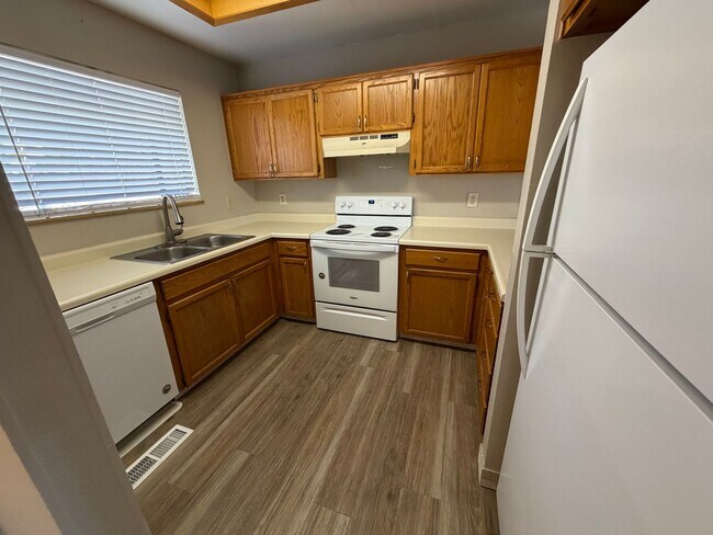 Building Photo - 4985 W 7th St