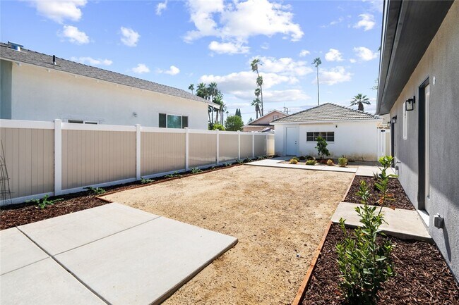 Building Photo - 6652 Palm Ave