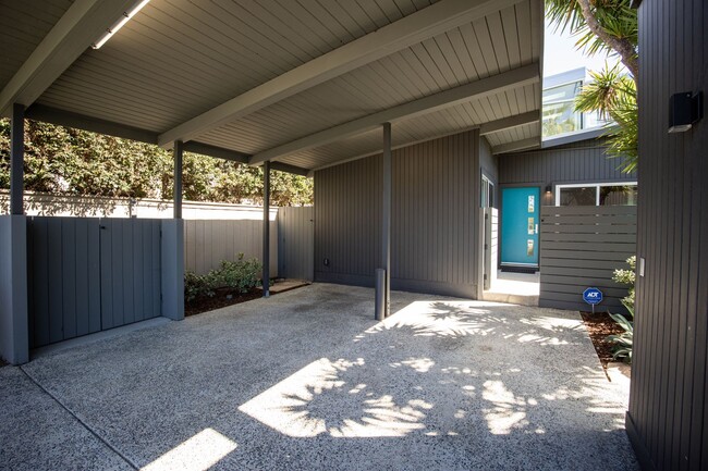 Building Photo - Gorgeous 2 bedroom 2 bath twin home just b...