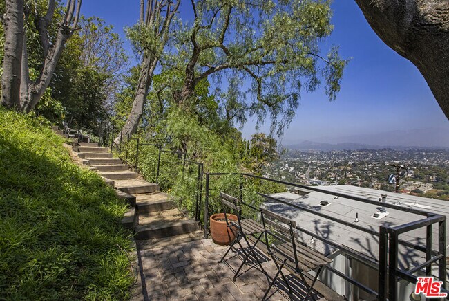 Building Photo - 631 Cross Ave