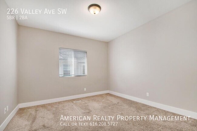 Building Photo - 226 Valley Ave SW