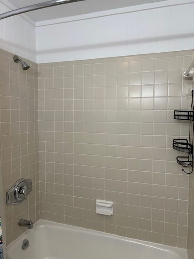 Building Photo - FREE MONTH OF DECEMBER 2025 Beach, 2nd row