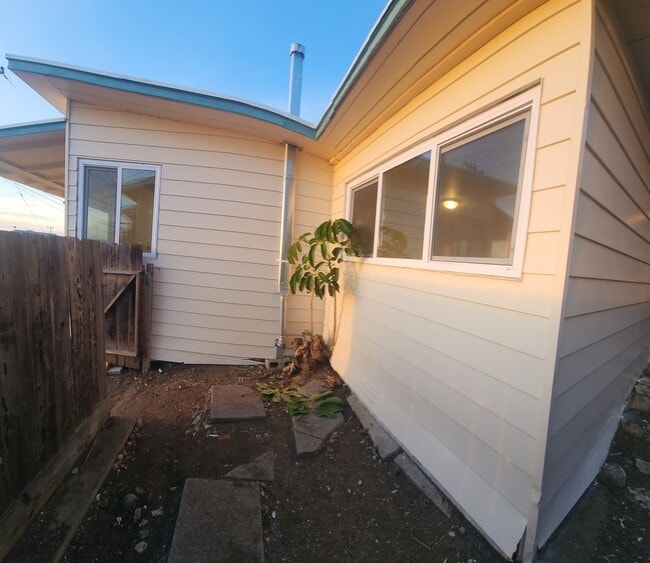Building Photo - Views of Morro Bay in this cozy hillside cottage!