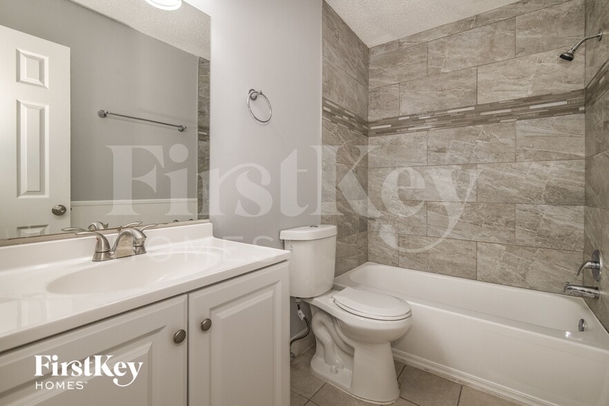 Building Photo - 8704 Country Creek Blvd