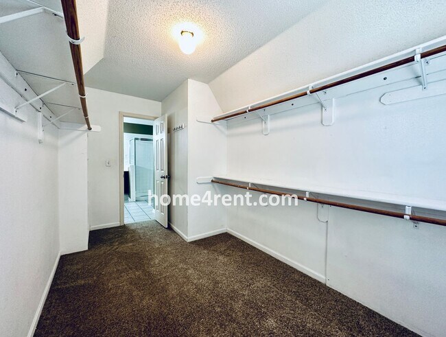 Building Photo - Fantastic South Overland Park Home in Blue...
