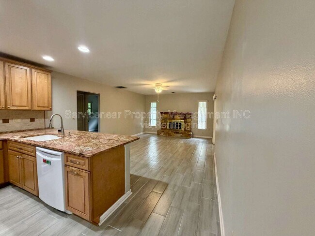 Building Photo - 423 Whispering Oaks Ct
