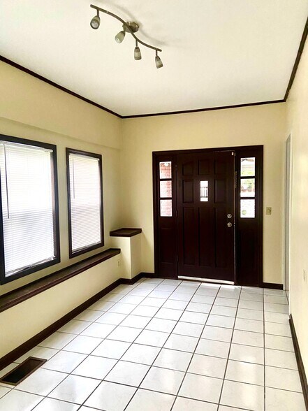 Building Photo - 513 10th Ct S