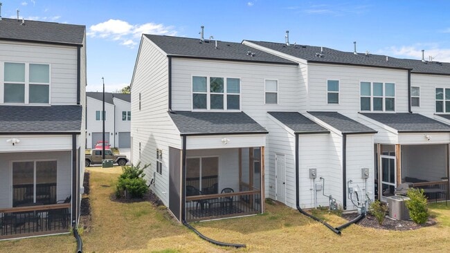 Building Photo - Stylish & Spacious Home in Prime Durham Location – Modern Living with Comfort & Convenience