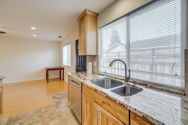 Building Photo - Beautiful 2 Bed/1 Bath Home only Blocks Fr...