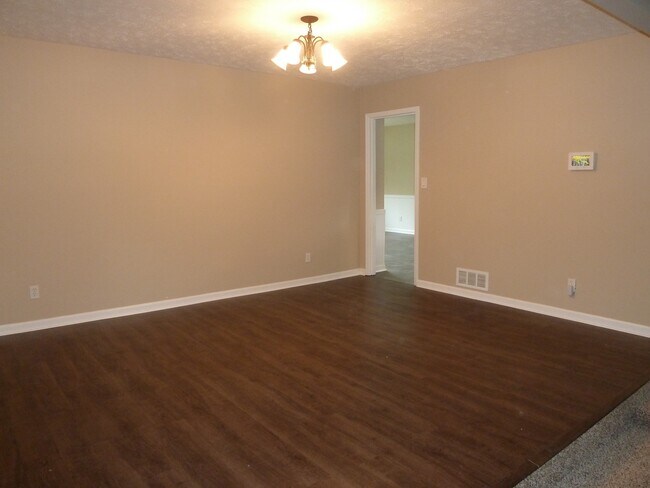 Building Photo - 3 Bed / 2.5 Bath with 2300 Square Feet!! A...