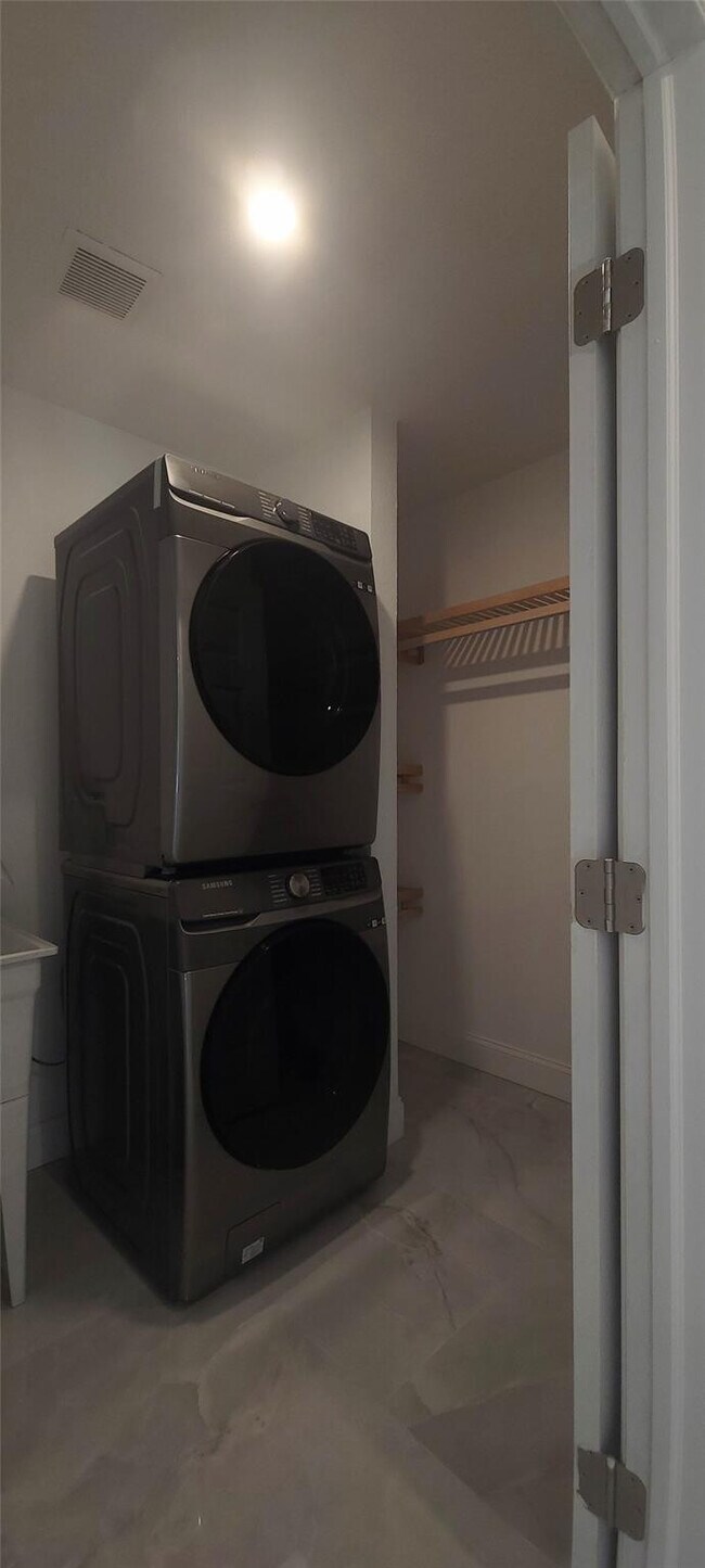 Building Photo - 1400 SE 8th Ave