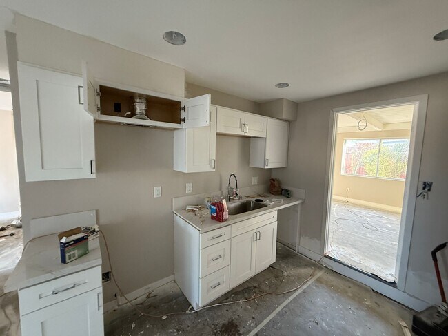 Building Photo - Newly Remodeled 7 room house on Ewing St