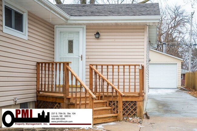 Building Photo - 3 Bedroom and 1.5 bathroom House for rent