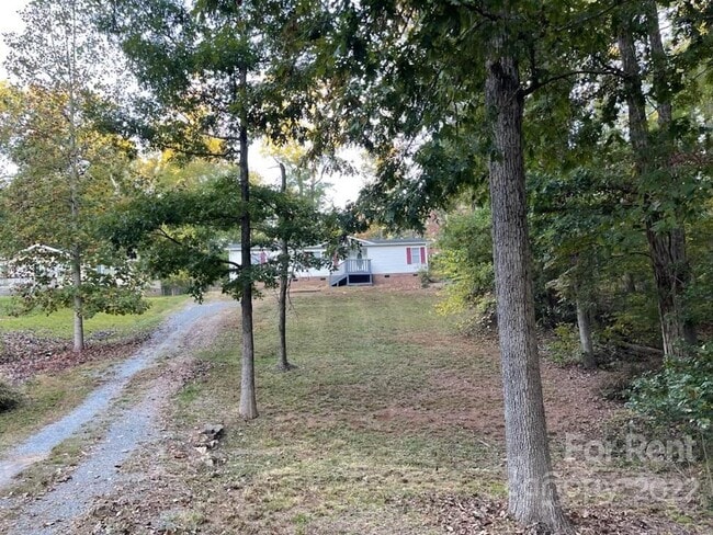 Building Photo - 630 Pine Lake Dr