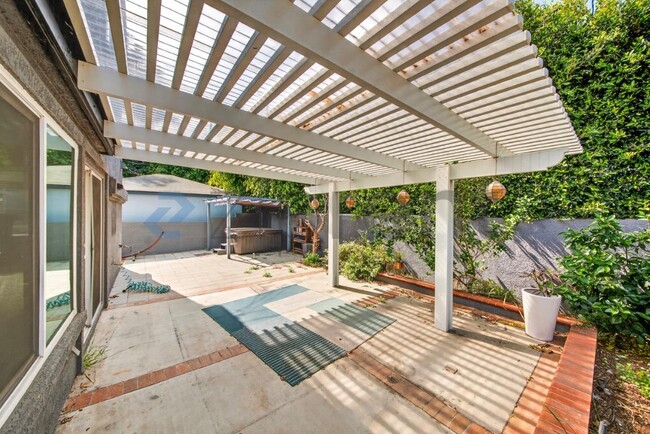 Building Photo - 2481 S Bundy Dr