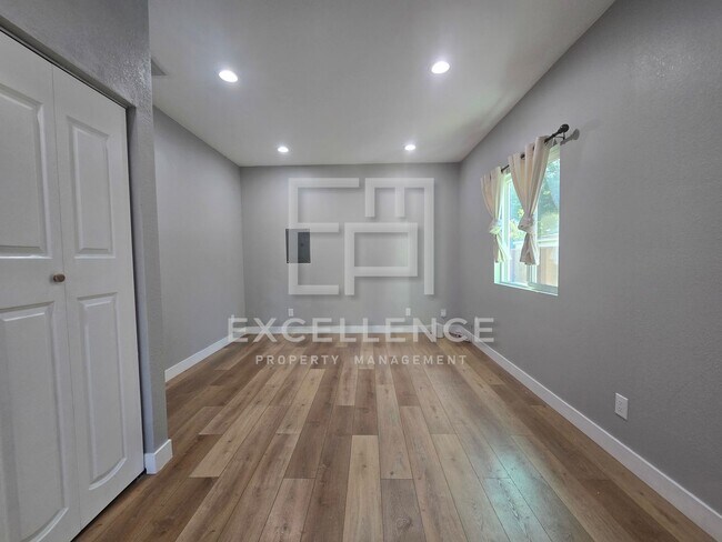 Building Photo - 2/2 Stand Alone Cottage, Private Yard, W/D...