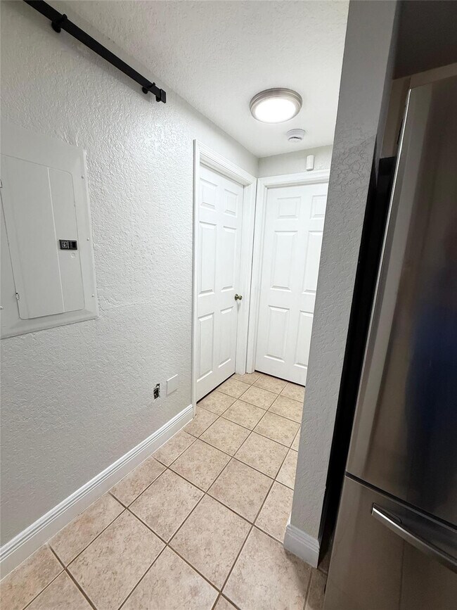 Building Photo - 2901 Riverside Dr