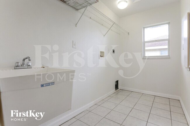 Building Photo - 84 Madre De Dios St