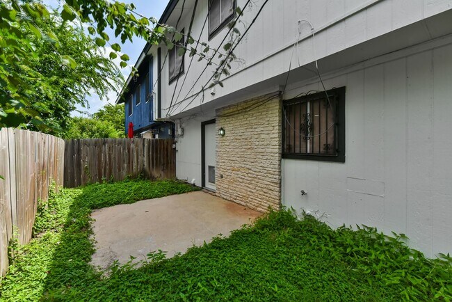 Building Photo - Charming 3-Bedroom Home in Heritage Home