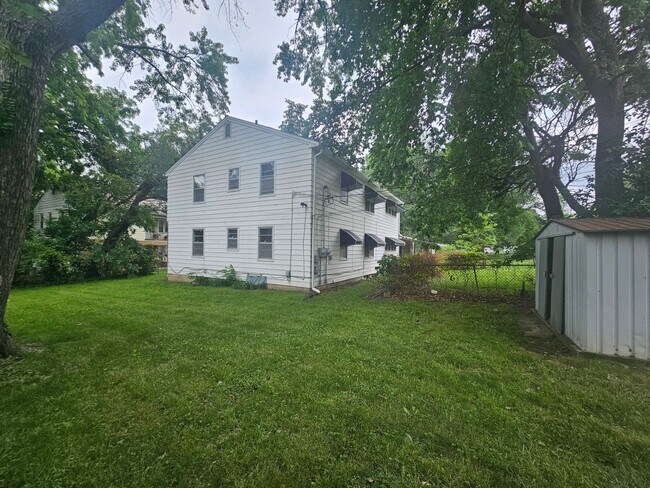 Building Photo - 800-802 E 75th Terrace