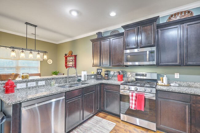 Building Photo - Spacious and updated home in Bluffs at Ash...