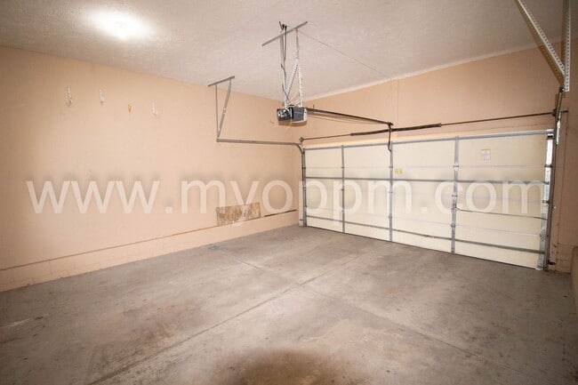 Building Photo - spacious 4-bedroom, 3-bathroom